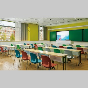 Kleurrijk studentenbureau en stoel voor klaslokaal