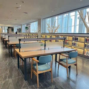 AU Skole farverige skriveborde og stole til biblioteket